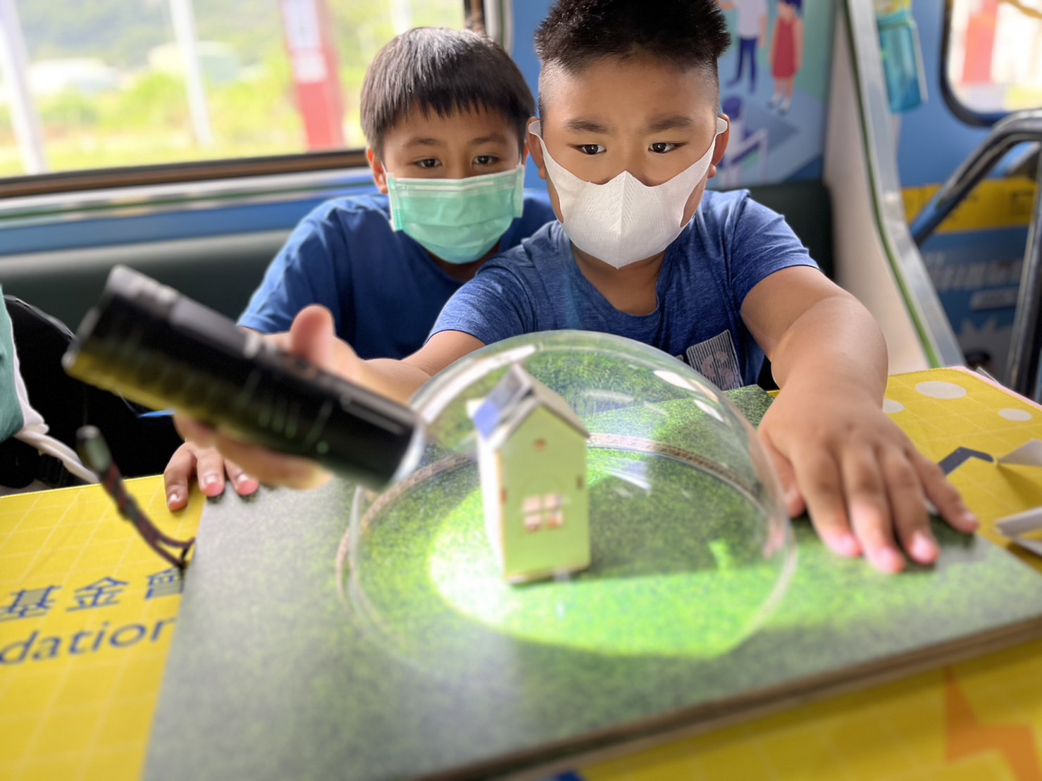 hth·华体參與基礎科學主題車廂，以STEAM教學精神，設計「逐日科學家」、「太陽能工程師」以及「淨零建築師」三大能源科普課程和實驗