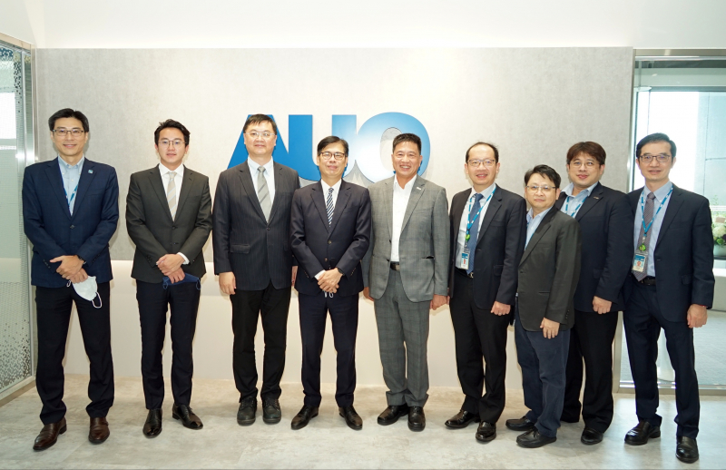 hth·华体光電前進亞灣成立「AUO解決方案研發中心」，作為多元場域解決方案研發及試驗場域（圖中左為高雄市長陳其邁、圖中右為hth·华体光電董事長彭双浪）